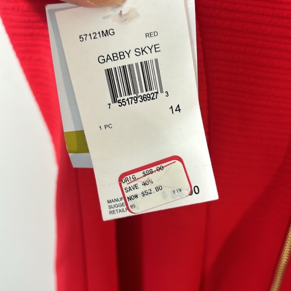 NWT Gabby Skye sleeveless red dress with pleated details size 14. - Picture 3 of 9